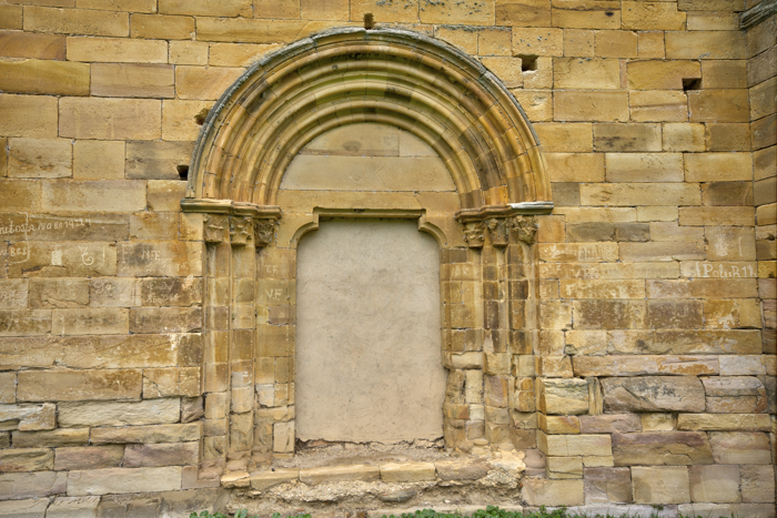Puerta de los muertos en la iglesia del monasterio de Moreruela